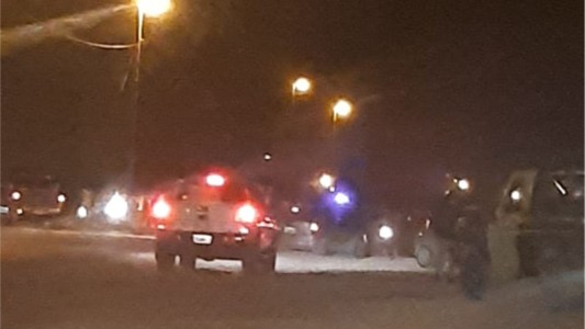 Choque de motos dos jóvenes muertos, uno herido y policías lesionados