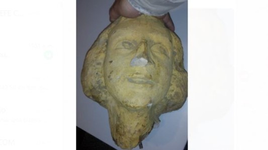 FOTOS: Un portero halló la cabeza que sería de la escultura de Ana Frank destruida en 2013