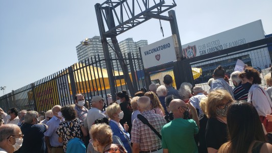 Largas colas y falta de distanciamiento, en el inicio de la vacunación a adultos mayores en CABA
