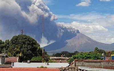 Explosiones de un volcán en Nicaragua cubren de cenizas una ciudad y varias comunidades