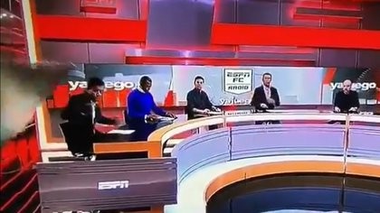 Periodista fue aplastado por una pantalla gigante mientras estaba en vivo