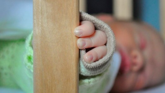 Un bebé de siete meses está grave por golpes y sus padres fueron detenidos