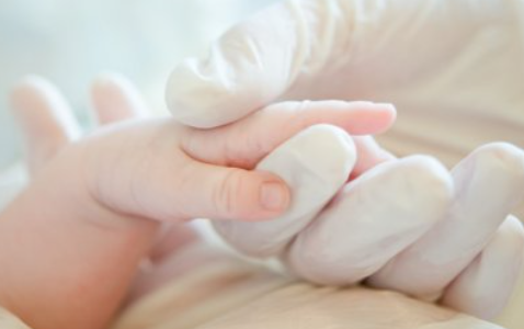 Murió el bebe de 7 meses golpeado en la cabeza: sus padres están detenidos e imputados