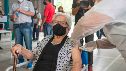 Tiene 102 años y fue vacunada contra el COVID 19