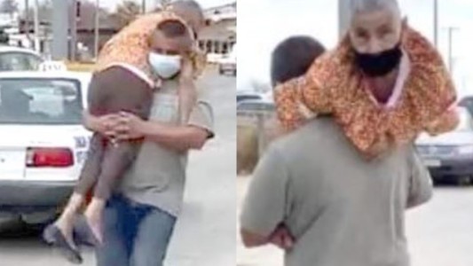 Emocionante: llevó a su mamá a upa para que reciba la vacuna contra el coronavirus