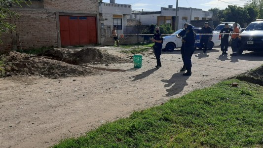 Hizo una zanja para unirse a la red de agua, cortó un cable y se quemó con la explosión