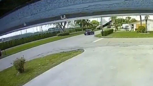 Impactante: una avioneta chocó contra un auto cuando intentaba hacer un aterrizaje de emergencia