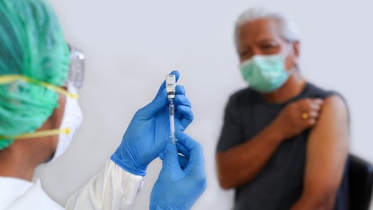 Nuevo cuento del tío: Así engañan a jubilados ofreciéndoles vacunas Covid-19