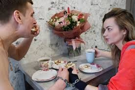 La pareja que vivirá 3 meses esposada para tratar de mejorar la relación