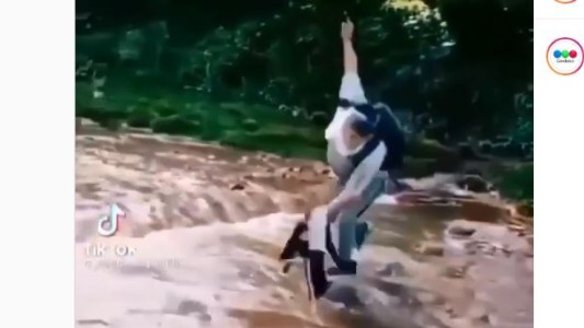 "Cruzá por las piedras": el video que muestra que, en el río, un tropezón es caída