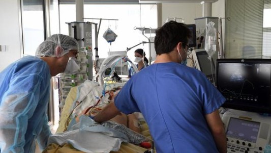 Francia: hallan nueva variante del coronavirus más difícil de detectar