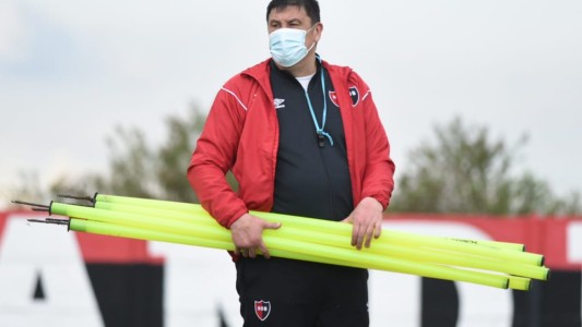 El Mono Burgos se hisopó y dirigió su primera práctica en Newell's
