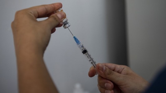 En Chile admiten haber vacunado a las mismas personas con dosis de diferentes vacunas