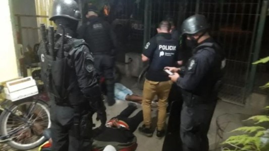 Usó a un bebé de escudo para tratar de evitar ser detenido por venta de drogas