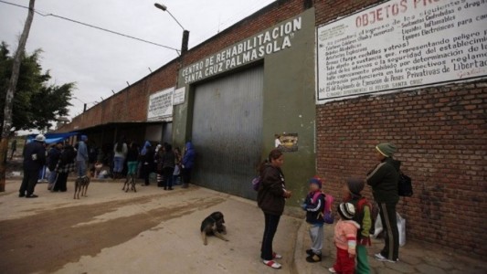 Un hombre mató a martillazos y descuartizó a su hijastro con ayuda de sus tres hijos menores