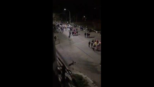 VIDEO: botellazos, piedras y disparos en el desalojo de una fiesta clandestina en Bahía Blanca