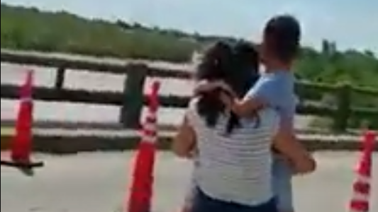 VIDEO: hacía más de un año que no veía a sus hijos menores por las restricciones en Formosa, el desgarrador reencuentro