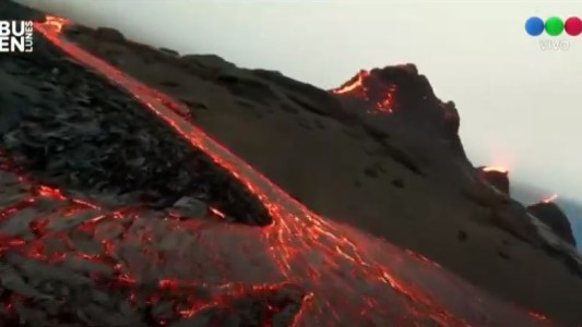 Un río de lava roja fluye en Islandia tras la erupción de un volcán por primera vez en 800 años