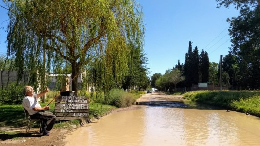 Video: comenzó a pescar en una calle que se inundó hace un año