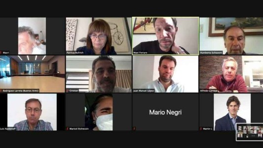 Blooper de Macri en reunión por Zoom: se vio a Juliana Awada en la cama