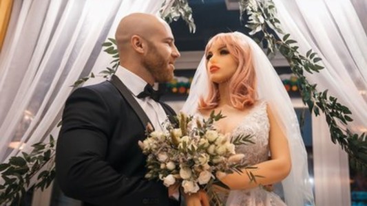 Tras pincharse su "esposa", se separó de la muñeca inflable y se casa con otra