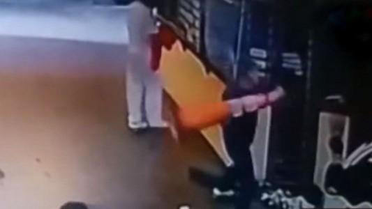 Video: se puso furioso por la tarifa del estacionamiento y rompió todo