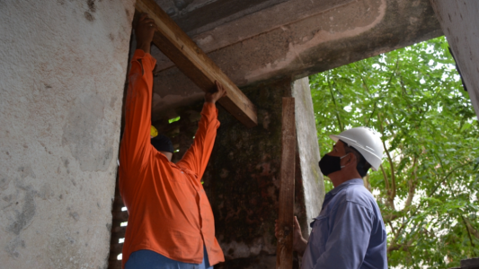 Asisten a vecinos luego de un desprendimiento de baranda en un monoblock de viviendas sociales en Santa Fe