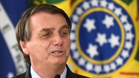 Bolsonaro repartió torta de cumpleaños luego de lavarse las manos en un estanque