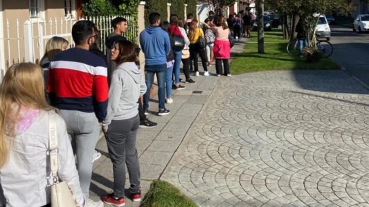Cinco cuadras de cola para cubrir seis puestos de trabajo en un parque de diversiones