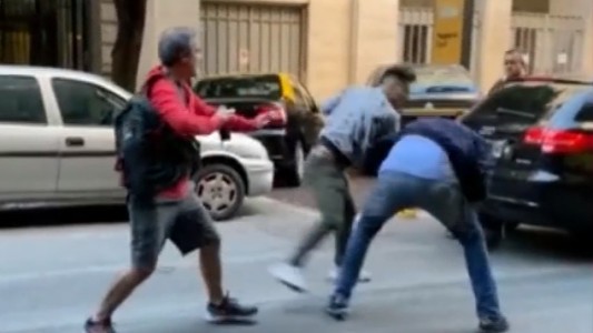 Video: discusión de tránsito terminó a las trompadas entre un colectivero y un automovilista