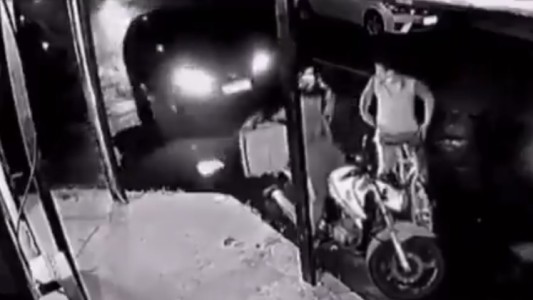 Video: automovilista vio a un ladrón en bicicleta que asaltaba a un delivery y lo atropelló