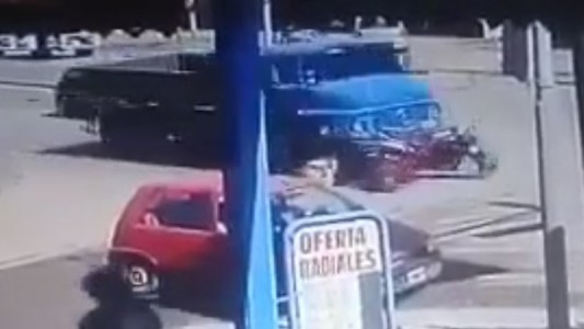 Camión se quedó sin frenos y atropelló a dos motociclistas que aguardaban en el semáforo