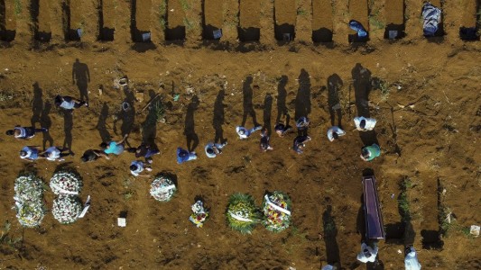 Brasil superó las 300.000 muertes por coronavirus