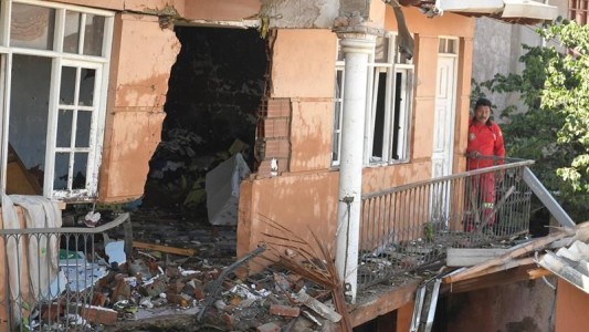 Cayó una avioneta militar de Bolivia sobre una casa