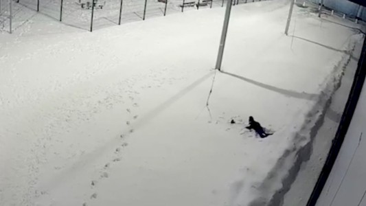 Video: el momento en que un nene de 5 años cae desde un piso 12 y se salva de milagro