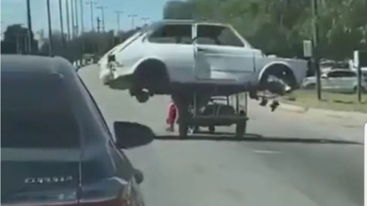 Insólito: un cartonero lleva un Fiat 147 en su carro