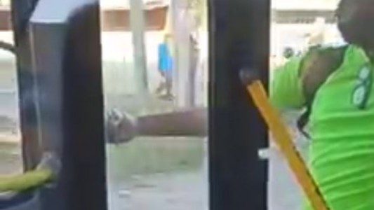 Viajó colgado de la puerta porque el colectivo no tenía lugar