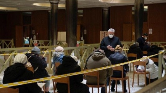 El Vaticano vacunará contra el coronavirus a otras 1.200 personas sin hogar