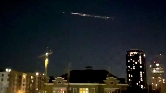 Restos de un cohete de SpaceX iluminaron el cielo de Estados Unidos en su regreso a la atmósfera