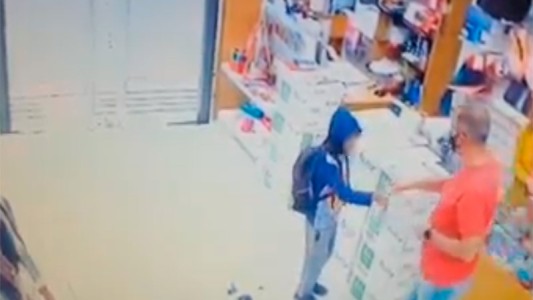 Un nene pidió un lápiz para ir a la escuela y le regalaron muchos útiles