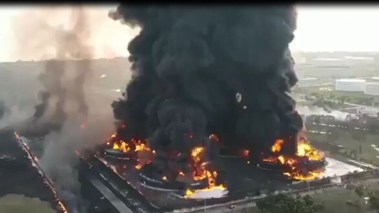 Evacúan un barrio por voraz incendio en una refinería