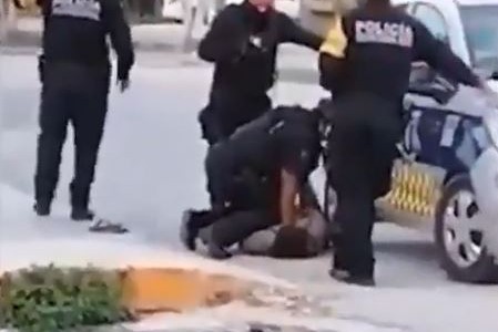 Mujer muere asfixiada tras ser sometida por policías