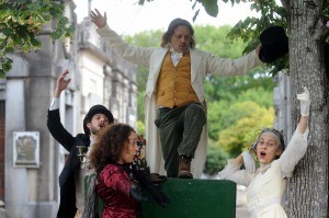 Se estrenó una obra teatral "site specific" en pleno cementerio de La Plata