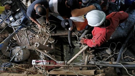 Intentan rescatar a 11 trabajadores atrapados por una inundación en una mina ilegal en Colombia