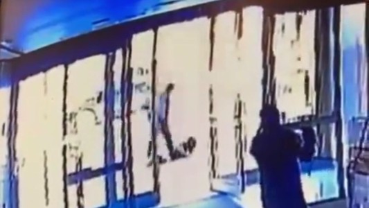 Brutal ataque a una mujer frente a un guardia que no interviene