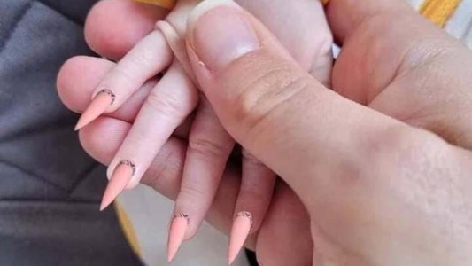 Polémica por una madre que le hizo la manicura a su bebé y le dejó las uñas como "pequeñas garras"