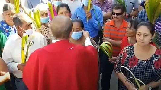 Un cura le arrancó el barbijo a una mujer: "No te va a cuidar de la muerte"