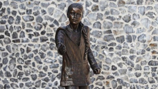 Homenaje y polémica: la estatua de Greta Thunberg