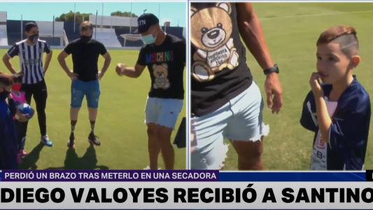 Tras la conmoción de perder un brazo, un mimo: Talleres recibió a Santino en la Boutique