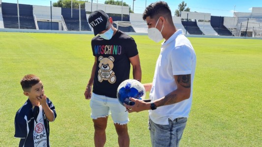 FOTOS: la emoción del niño que sufrió la amputación de un brazo al ser recibido por sus ídolos de Talleres